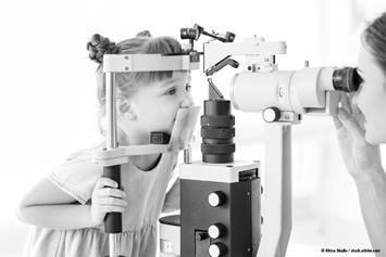 child at ophthamologist