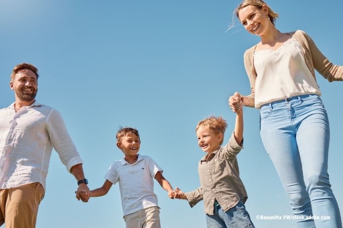 Family of 4 all holding hands
