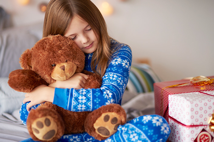 small girl with teddy bear
